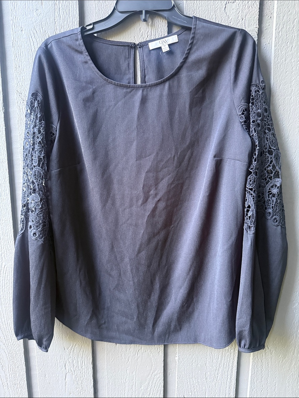 Q&A Lace-Sleeve Round-Neck black Blouse Med